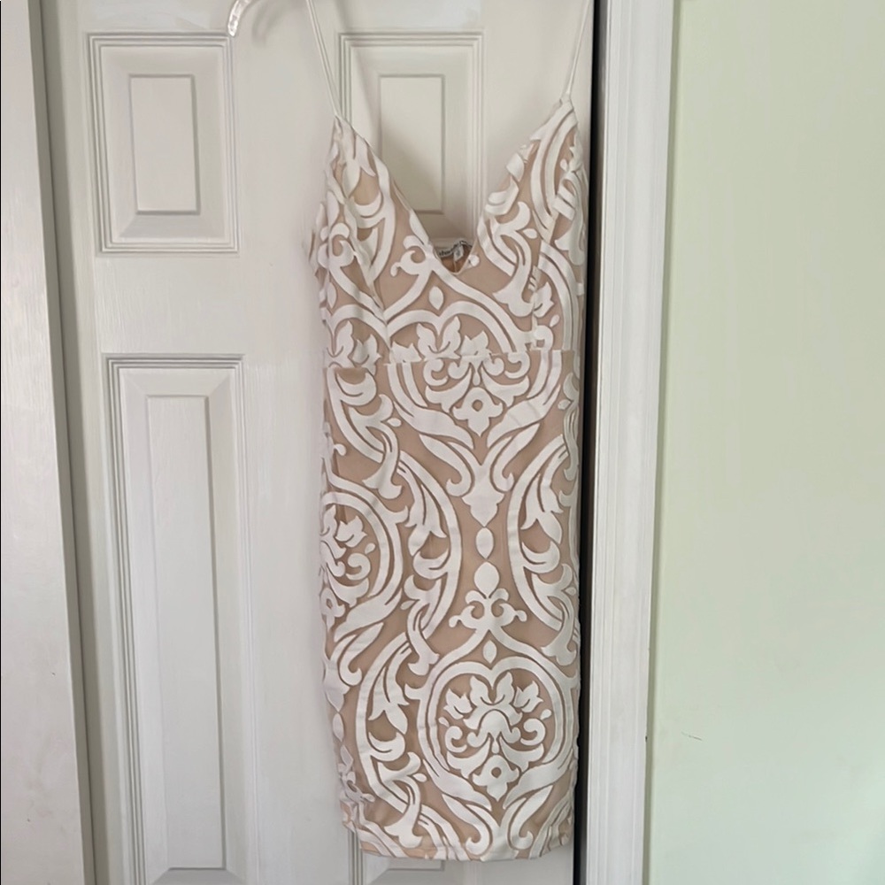 White knee-length bodycon dress with plunging neckline for cocktail